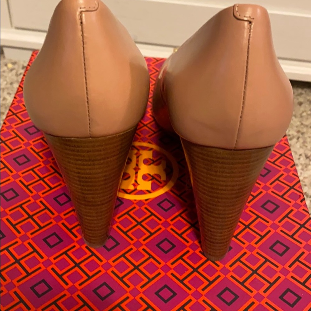 NWT Tory Burch Lowell Wedge in light oak. Sz 8 - Picture 3 of 5
